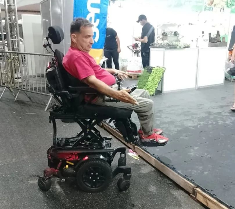 Cadeirante é impedido de entrar na ExpoPatos por falta de rampa na entrada principal