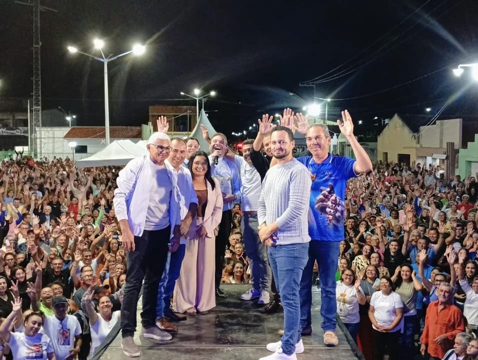 Padre Fabrício Timóteo atrai multidão em noite histórica de emancipação em Tenório