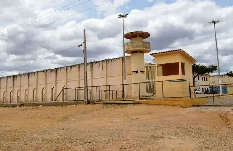 Polícia cumpre novos mandados contra detentos em presídio de Patos